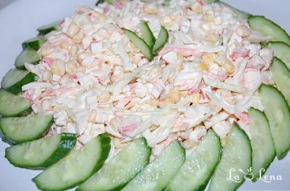 Salata cu surimi si legume