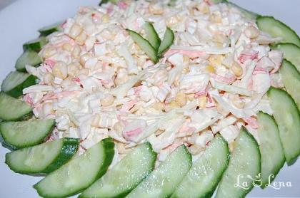 Salată cu surimi și legume