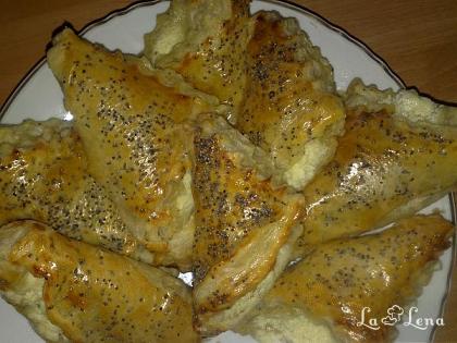 Triunghiuri cu brânză din foietaj