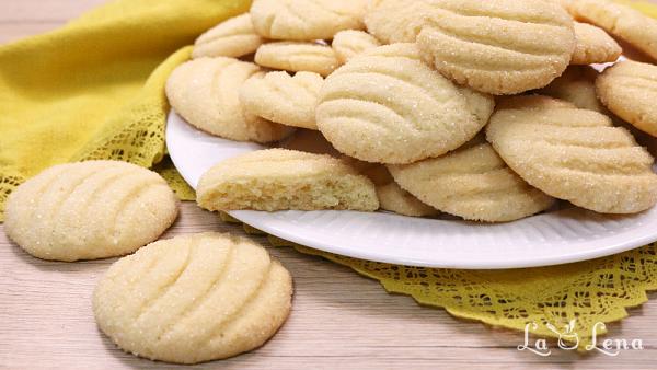 Biscuiți fragezi și simpli cu lămâie