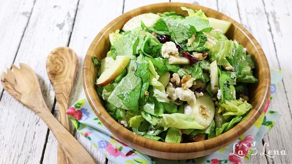 Salată verde cu mere și nuci