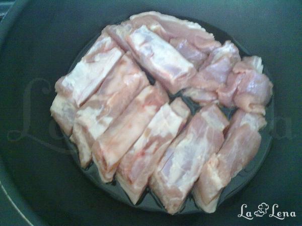 VARZĂ CU ȘUNCULIȚĂ AFUMATĂ ȘI COASTĂ PROASPĂTĂ DE PORC ÎN VASUL ROMAN - Pas 1
