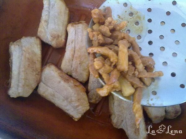 VARZĂ CU ȘUNCULIȚĂ AFUMATĂ ȘI COASTĂ PROASPĂTĂ DE PORC ÎN VASUL ROMAN - Pas 4
