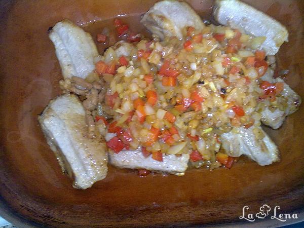 VARZĂ CU ȘUNCULIȚĂ AFUMATĂ ȘI COASTĂ PROASPĂTĂ DE PORC ÎN VASUL ROMAN - Pas 6