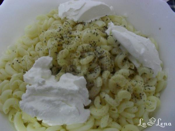Salată rapidă cu feta și paste - Pas 4
