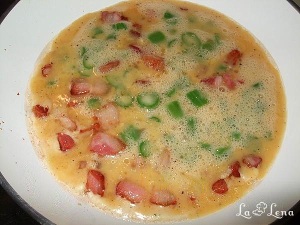 Omletă cu bacon și sparanghel - Pas 4