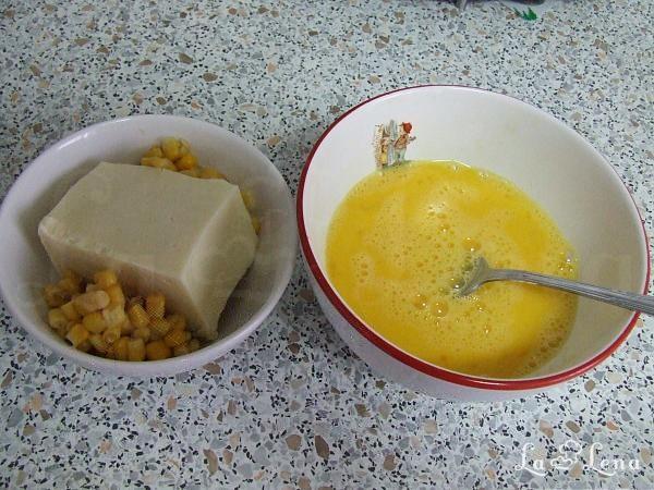 Omletă cu cremvurști și porumb - Pas 1