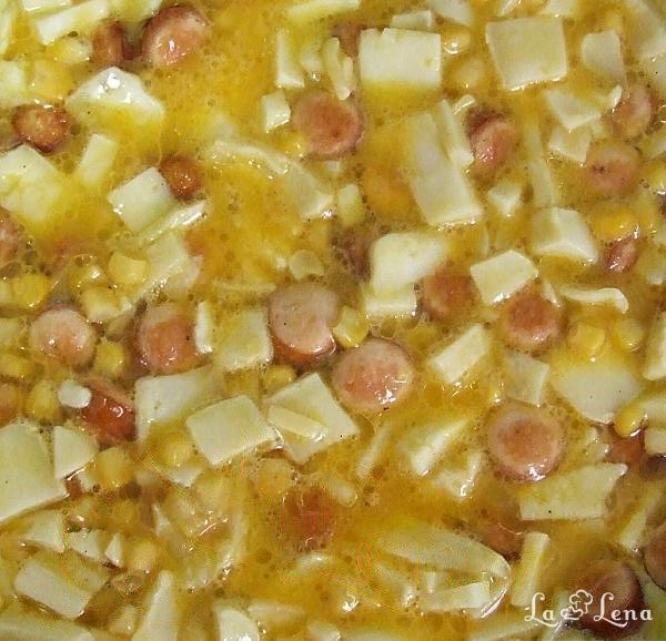 Omletă cu cremvurști și porumb - Pas 3