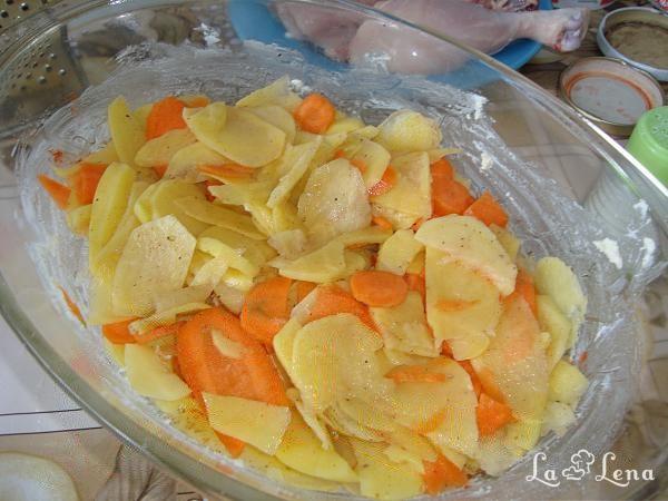 Pulpe/piept de pui pe „pat” de cartofi - Pas 5