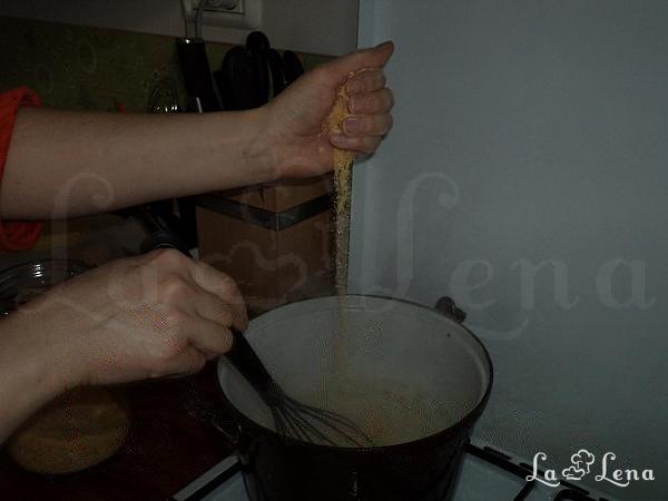 Mămăligă cu brânză, ou și unt - Pas 3
