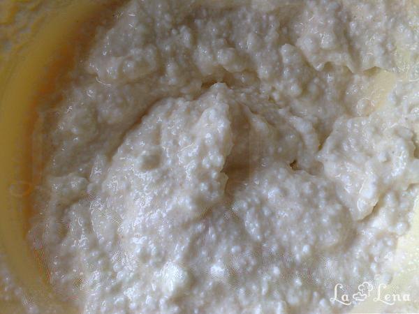 Triunghiuri cu brânză din foietaj - Pas 2