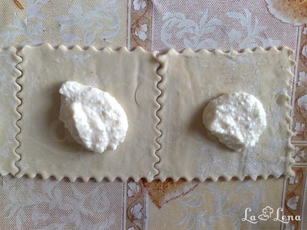 Triunghiuri cu brânză din foietaj - Pas 3