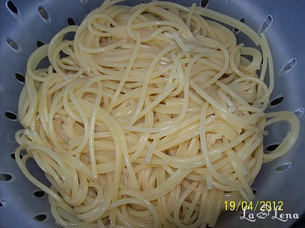 Spaghetti cu bucatele de ton - Pas 7