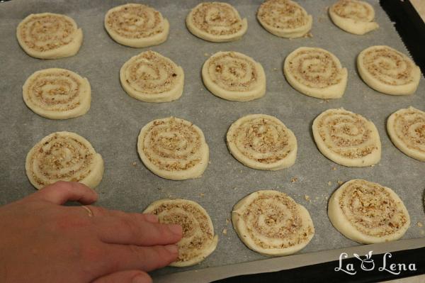 Biscuiti melcisori cu nuca si scortisoara, de post - Pas 11