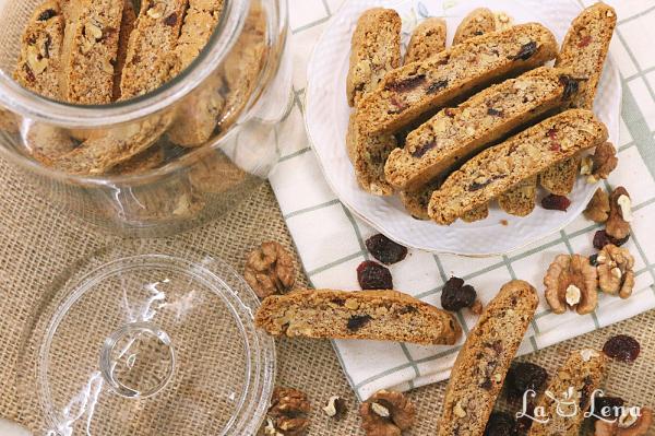 Biscotti cu făină integrală, nuci și merișoare