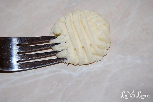 Biscuiti fragezi cu unt (German Butter Cookies) - Pas 8