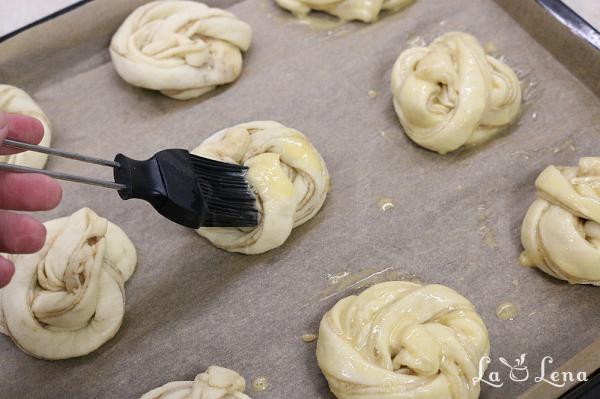 Chifle suedeze cu scorțișoară - Kanelbullar - Pas 21