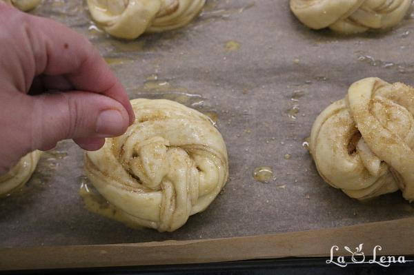 Chifle suedeze cu scorțișoară - Kanelbullar - Pas 22
