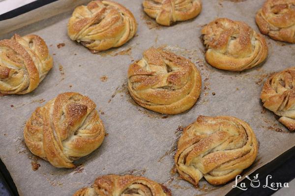 Chifle suedeze cu scorțișoară - Kanelbullar - Pas 23