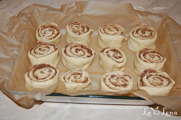 Cinnamon Rolls, sau Rulouri cu scortisoara si glazura - Pas 14