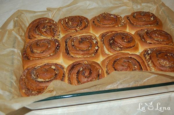 Cinnamon Rolls, sau Rulouri cu scortisoara si glazura - Pas 17