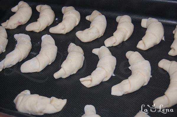 Cornuri pufoase cu rahat (de post) - Pas 10