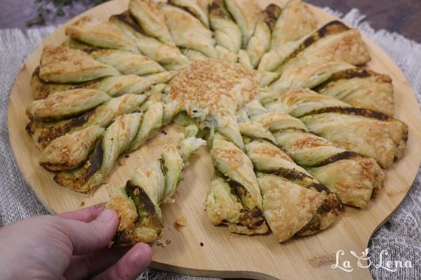 Coroniță Aperitiv cu foietaj și pesto - Pas 11