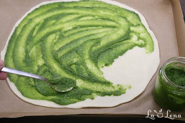 Coroniță Aperitiv cu foietaj și pesto - Pas 5