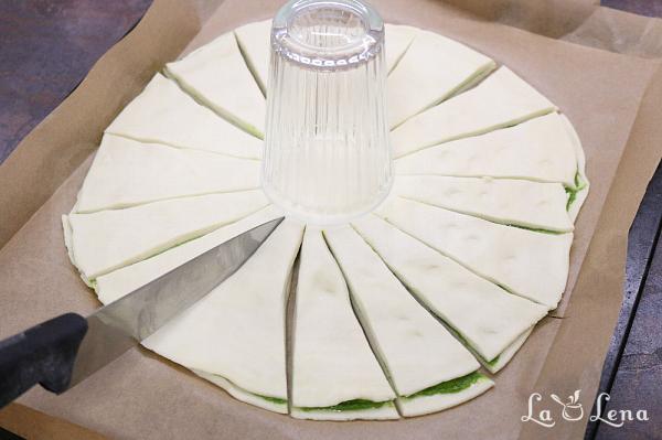 Coroniță Aperitiv cu foietaj și pesto - Pas 7