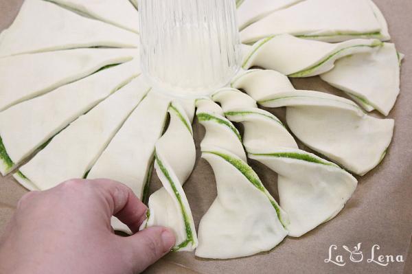 Coroniță Aperitiv cu foietaj și pesto - Pas 8