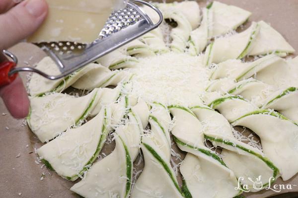 Coroniță Aperitiv cu foietaj și pesto - Pas 9