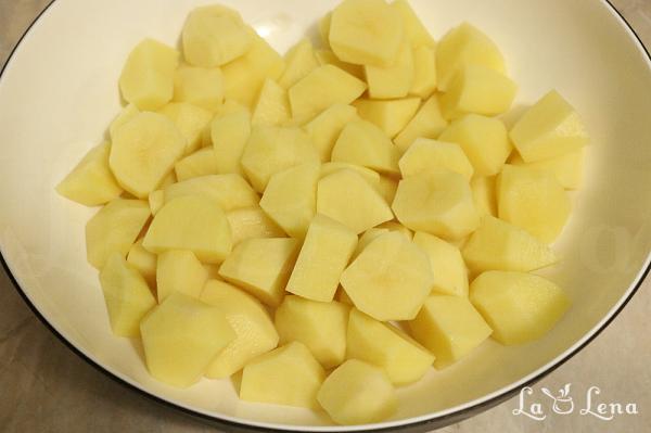 Costita la cuptor, cu varza murata si cartofi - Pas 2