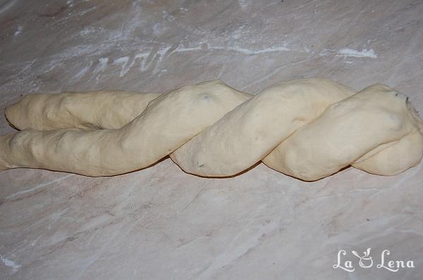 Cozonac de post cu Halva și Rahat - Pas 15