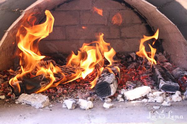 Cum se face focul in cuptorul cu lemne
