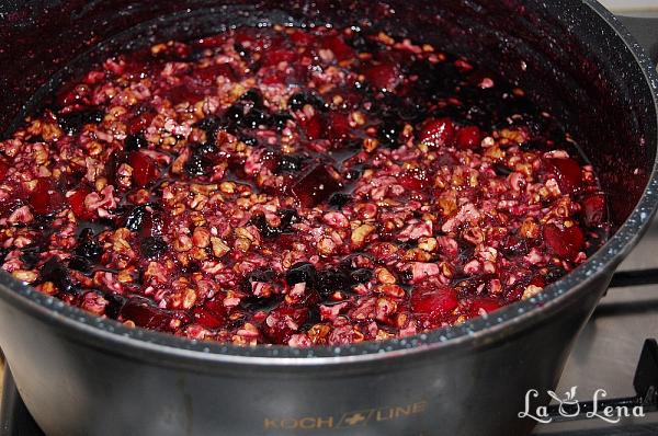 Dulceață de aronia, mere și nuci - Pas 10