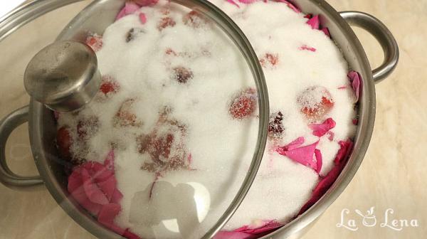 Dulceata de cirese cu petale de trandafiri - Pas 4