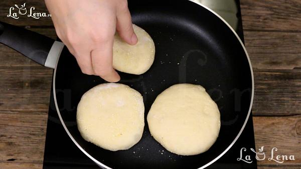 English Muffins, sau Chifle rapide la tigaie - Pas 14