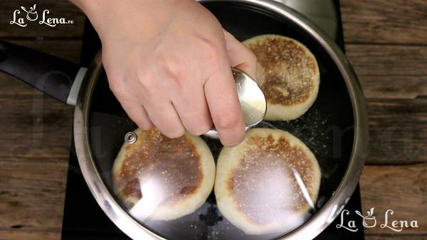 English Muffins, sau Chifle rapide la tigaie - Pas 15