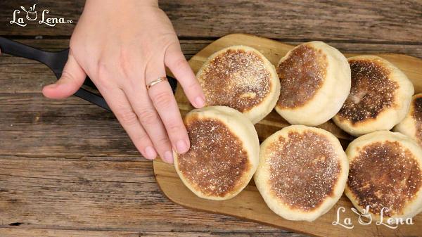 English Muffins, sau Chifle rapide la tigaie - Pas 16