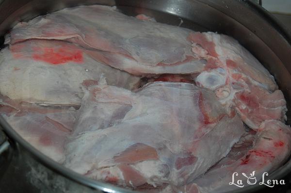 Friptură de miel la tigaie, cu ceapă și usturoi verde - Pas 1
