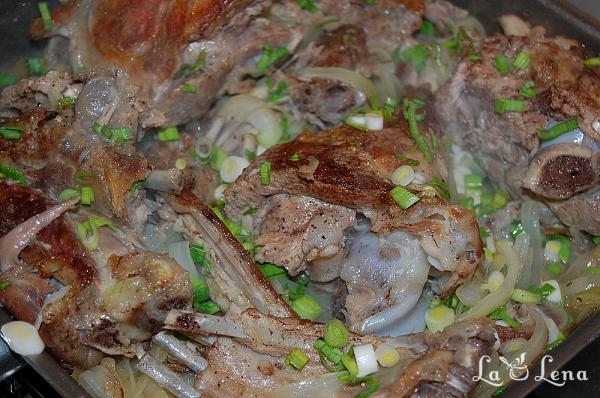 Friptură de miel la tigaie, cu ceapă și usturoi verde - Pas 8