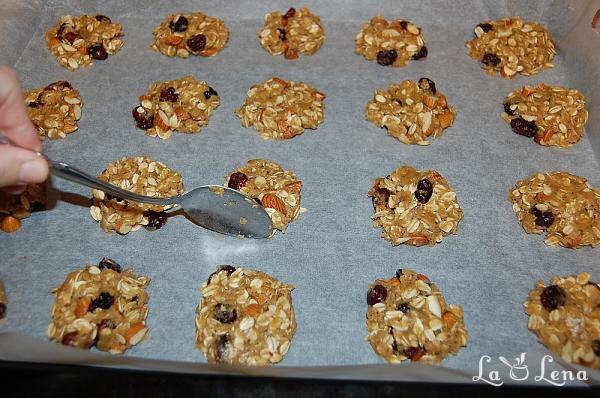 Fursecuri americane (Cookies) cu ovăz, migdale și merișoare - Pas 10