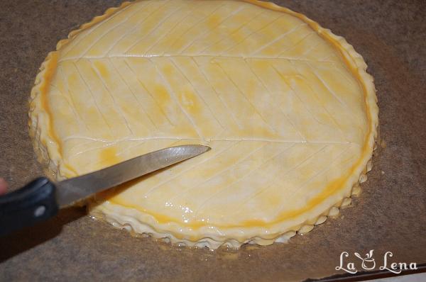 Galette des Rois - prajitura din foietaj cu crema de migdale - Pas 11