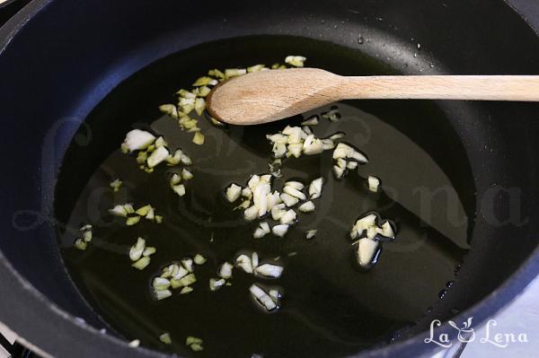 Giouvetsi Grecesc - carne la cuptor cu paste orzo și sos de roșii - Pas 2