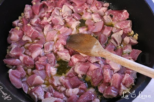 Giouvetsi Grecesc - carne la cuptor cu paste orzo și sos de roșii - Pas 3