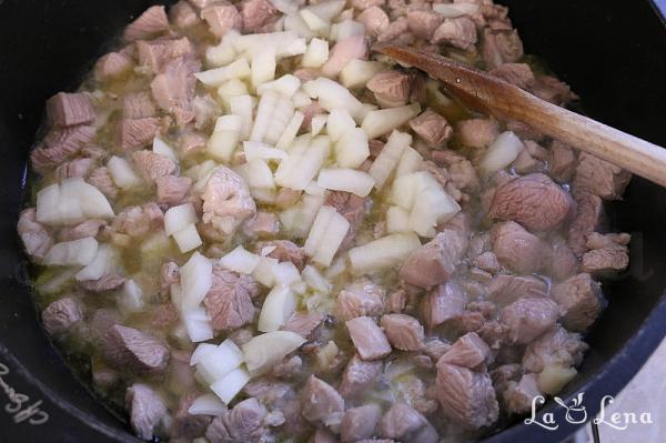 Giouvetsi Grecesc - carne la cuptor cu paste orzo și sos de roșii - Pas 4