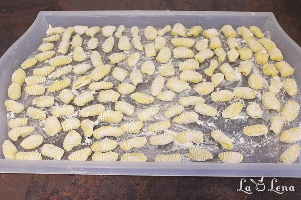 Gnocchi cu sos de rosii in stil italian - Pas 2