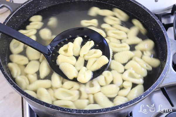 Gnocchi cu sos de rosii in stil italian - Pas 3