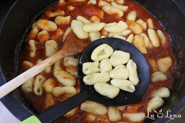 Gnocchi cu sos de rosii in stil italian - Pas 4