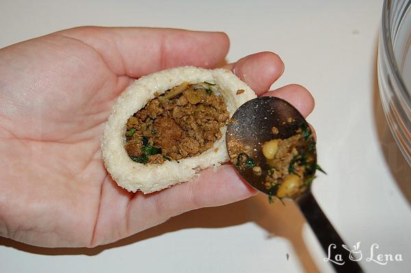 Kibbeh sau Chiftele de bulgur umplute cu carne - Pas 15